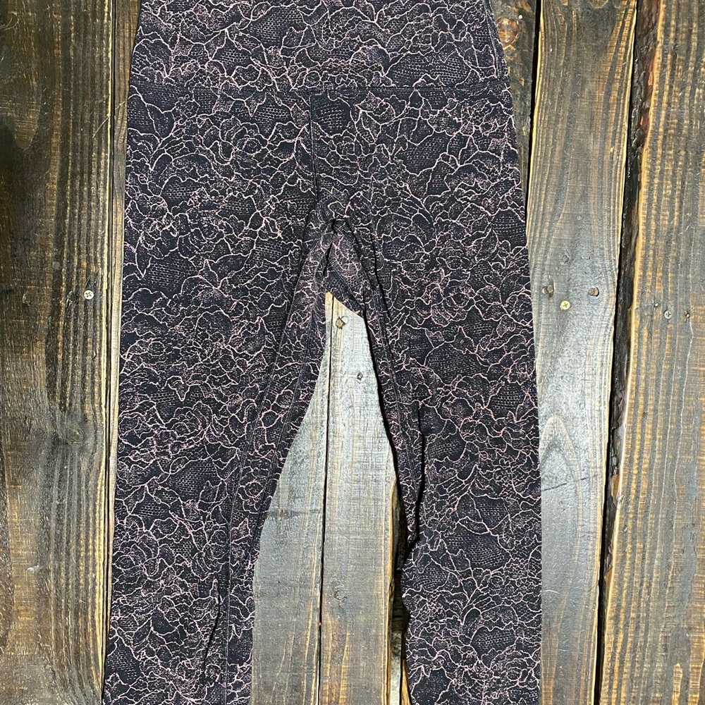 Lululemon Align Crop *21" Lacescape Spanish Rose Black Size 6